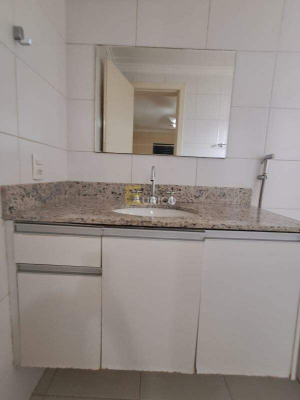Apartamento para aluguel no Condomínio Mondo Itália em Vinhedo/SP: Banheiro Suite