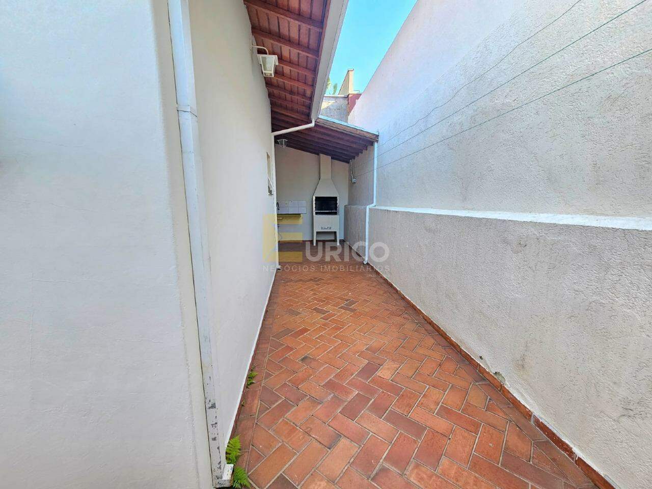 Casa em condomínio para aluguel no Condomínio Residencial Mirante do Lenheiro em Valinhos/SP: Corredor para Churrasqueira
