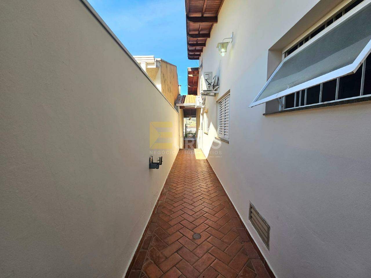 Casa em condomínio para aluguel no Condomínio Residencial Mirante do Lenheiro em Valinhos/SP: Corredor externo