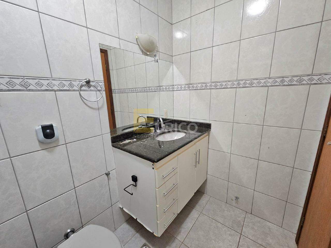 Casa em condomínio para aluguel no Condomínio Residencial Mirante do Lenheiro em Valinhos/SP: Banheiro