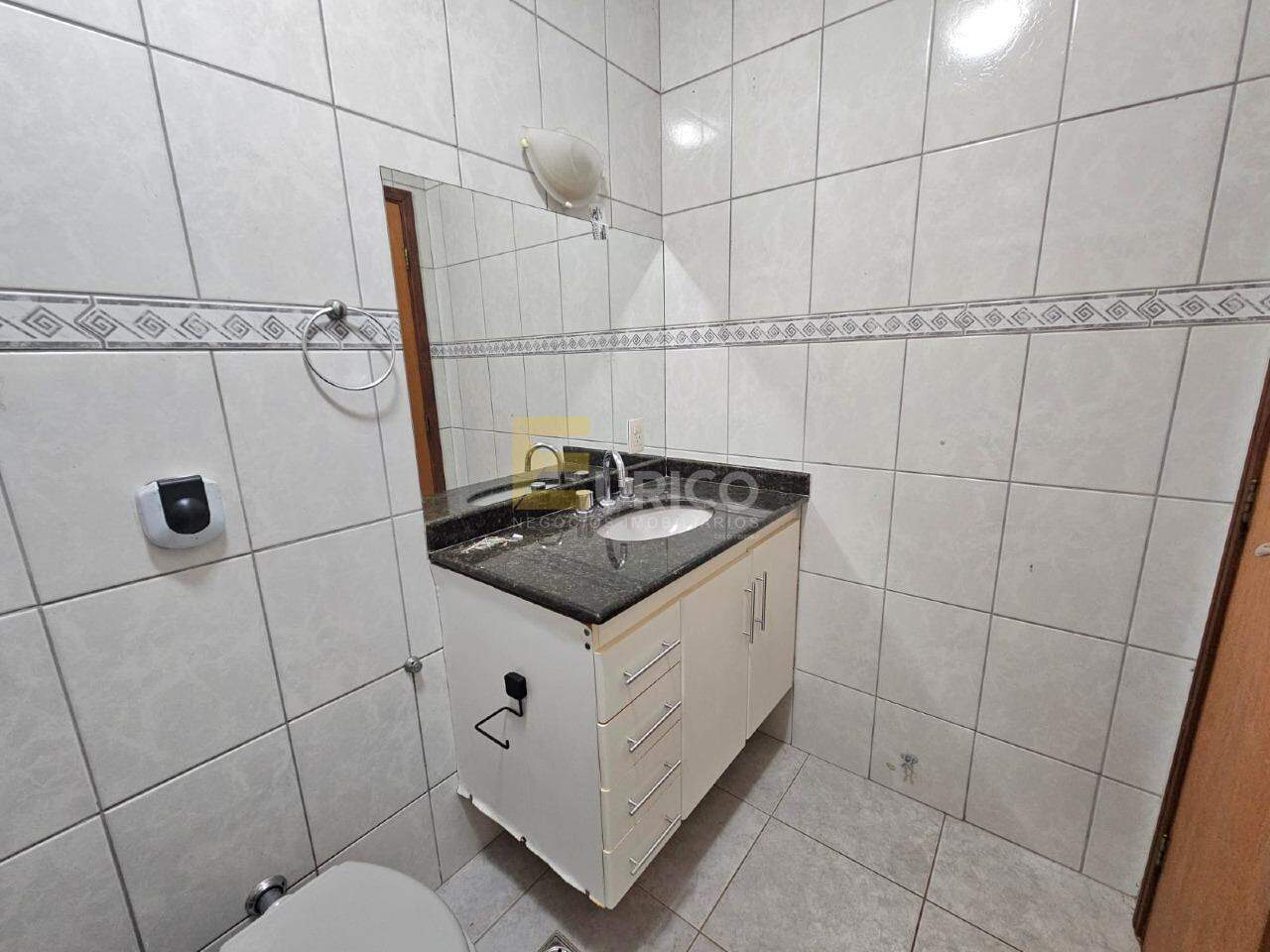 Casa em condomínio à venda no Condomínio Residencial Mirante do Lenheiro em Valinhos/SP: Banheiro