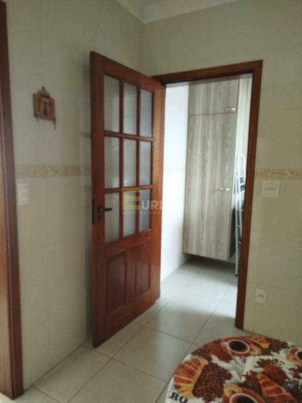 Casa em condomínio à venda no Condomínio Residencial Mirante do Lenheiro em Valinhos/SP: Cozinha vista lavanderia