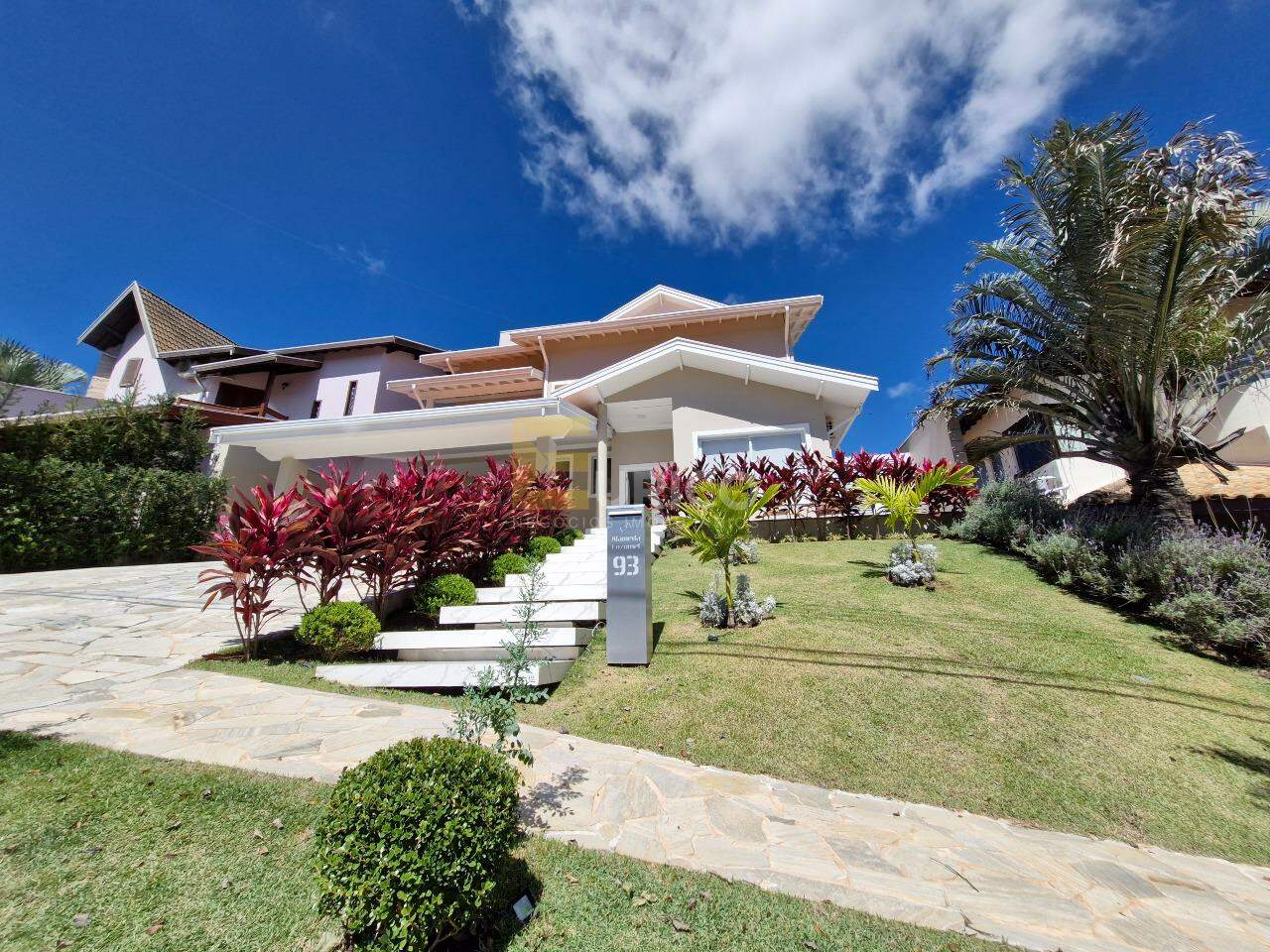 Casa em condomínio à venda no Condomínio Residencial Terras do Caribe em Valinhos/SP: Jardim Frontal