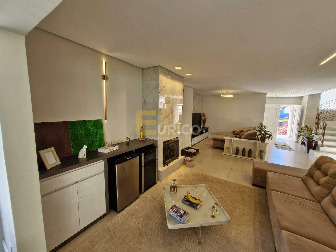 Casa em condomínio à venda no Condomínio Residencial Terras do Caribe em Valinhos/SP: Sala de Estar e Lareira