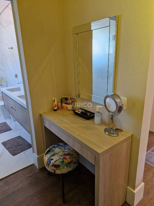 Casa em condomínio à venda no Condomínio Residencial Terras do Caribe em Valinhos/SP: Closet