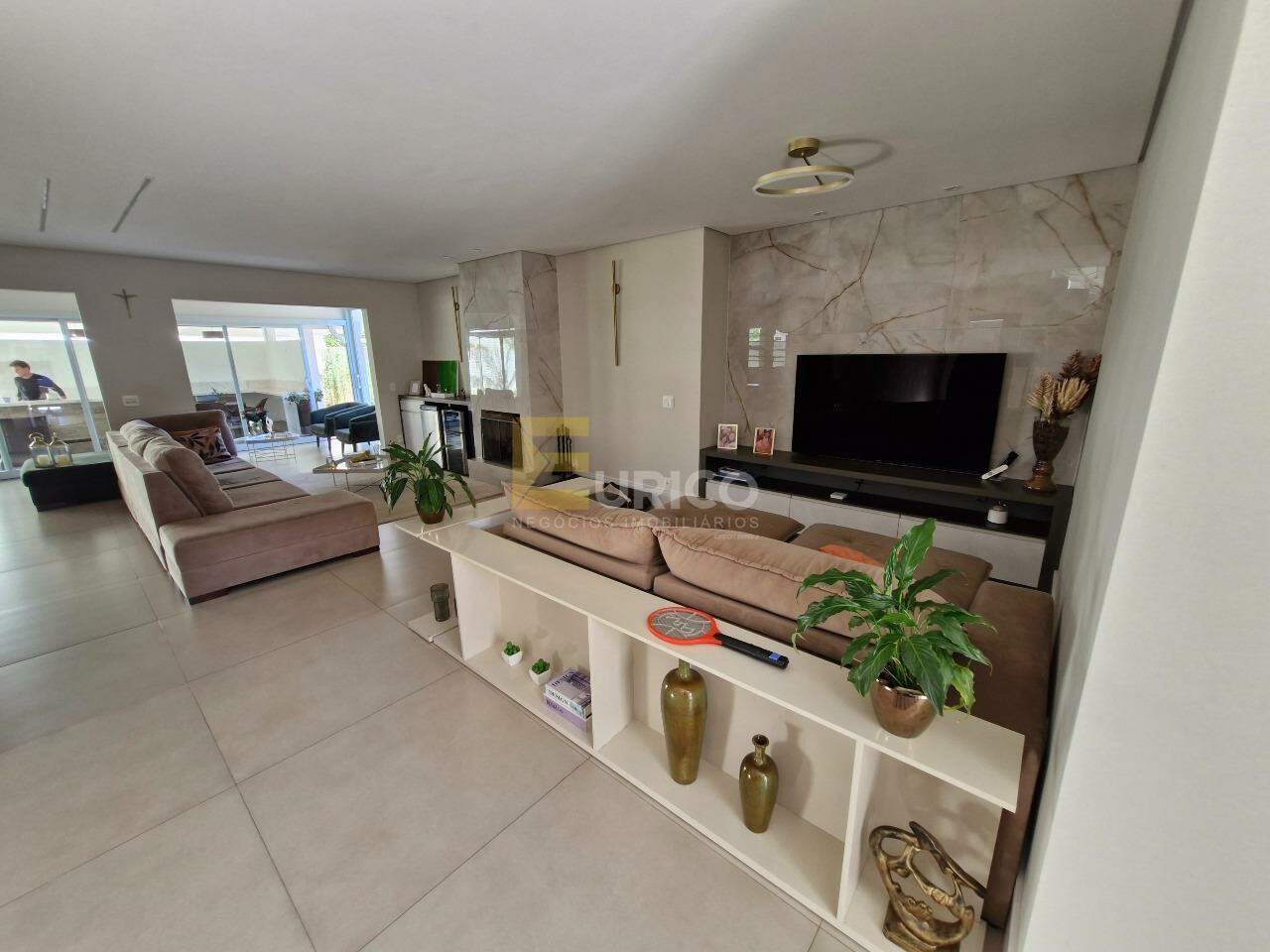 Casa em condomínio à venda no Condomínio Residencial Terras do Caribe em Valinhos/SP: Sala de TV