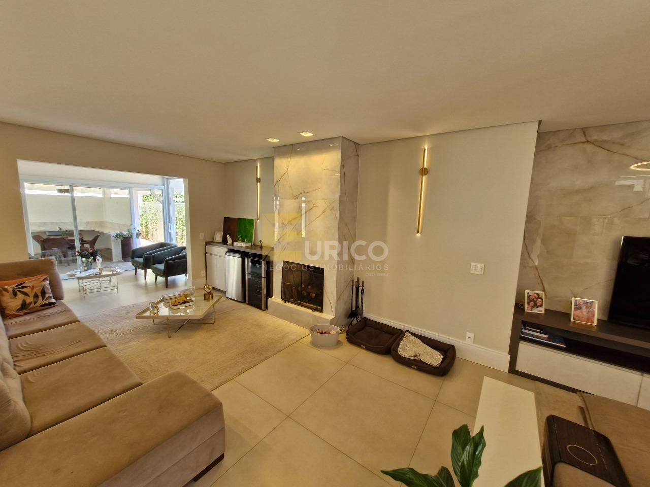 Casa em condomínio à venda no Condomínio Residencial Terras do Caribe em Valinhos/SP: Sala de Estar e Lareira