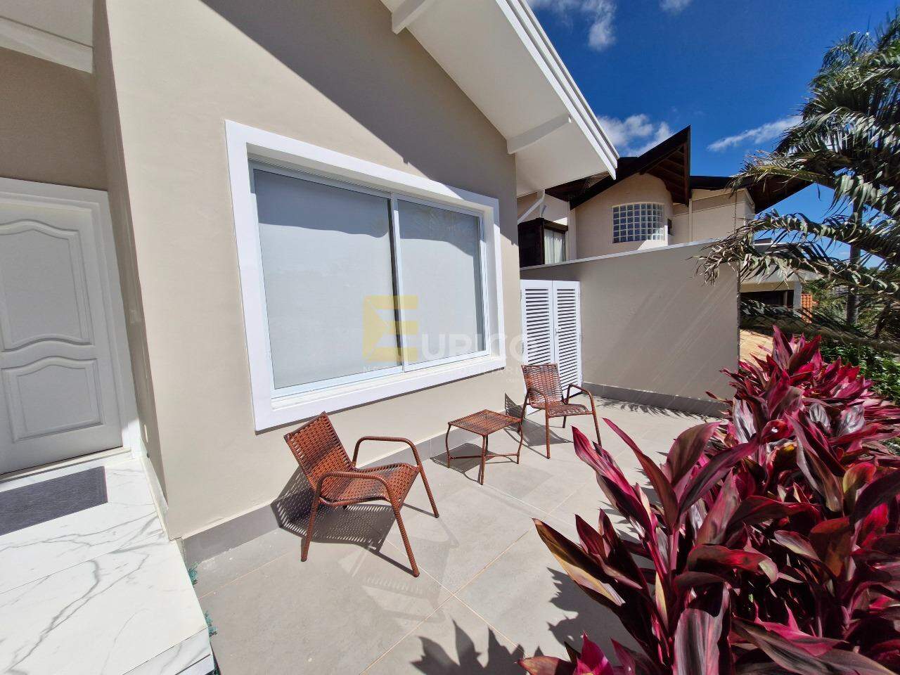 Casa em condomínio à venda no Condomínio Residencial Terras do Caribe em Valinhos/SP: Varanda Entrada