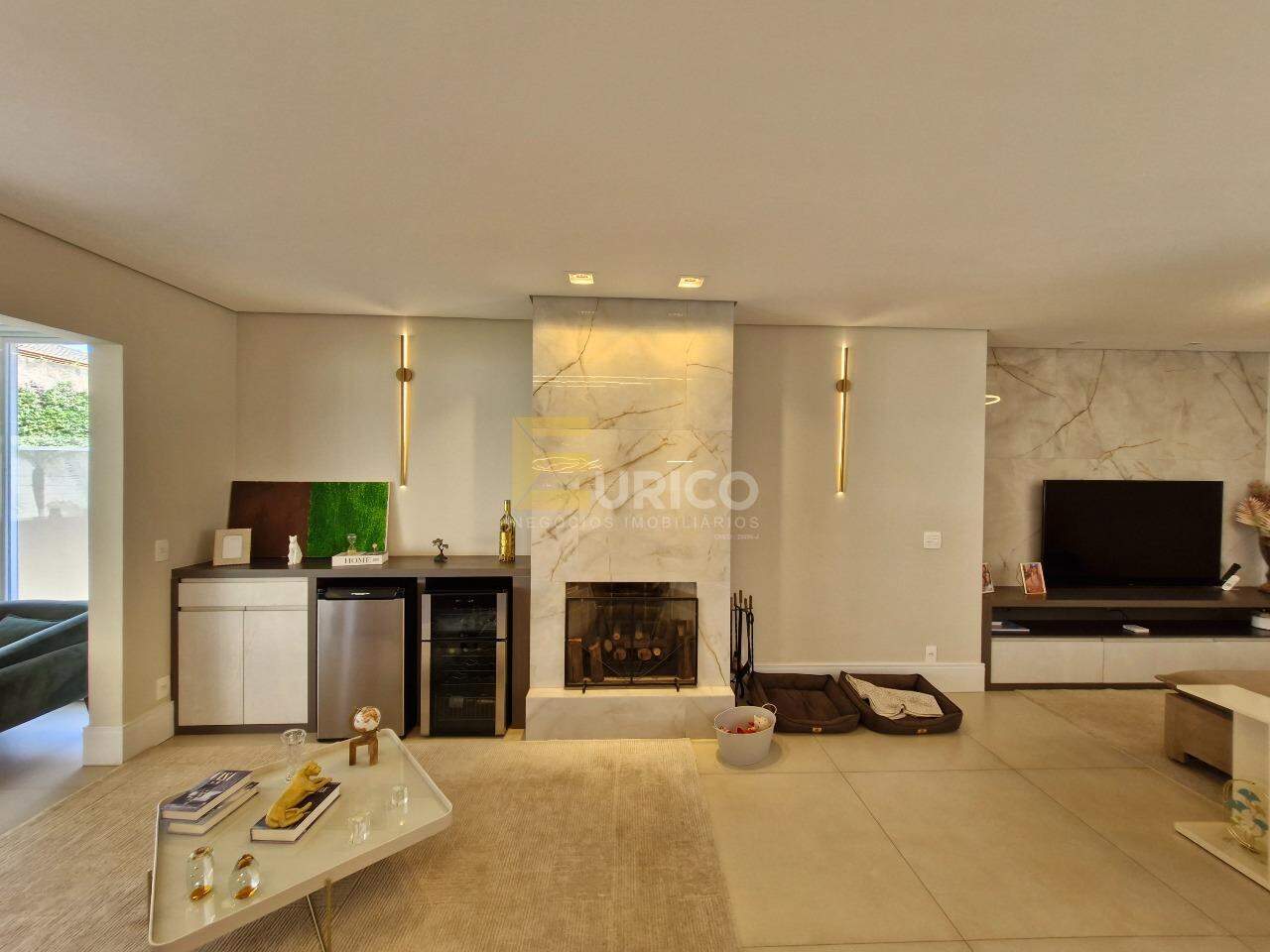 Casa em condomínio à venda no Condomínio Residencial Terras do Caribe em Valinhos/SP: Sala de Estar e Lareira