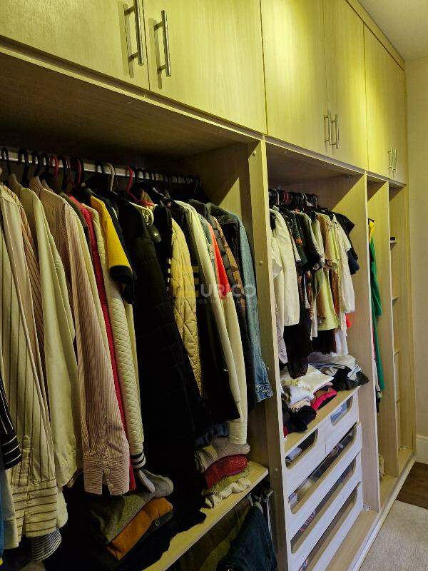Casa em condomínio à venda no Condomínio Residencial Terras do Caribe em Valinhos/SP: Closet