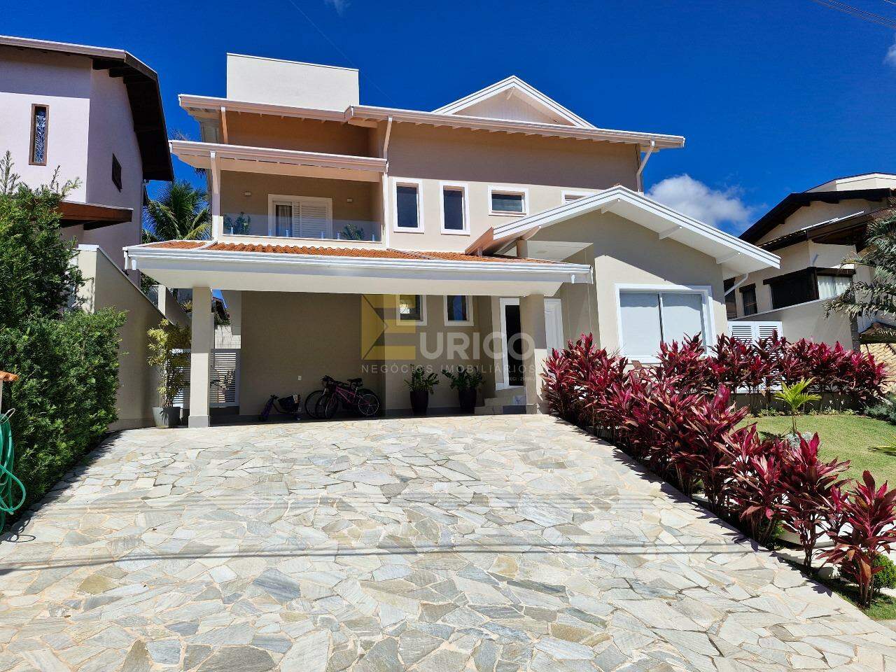 Casa em condomínio à venda no Condomínio Residencial Terras do Caribe em Valinhos/SP: Garagem