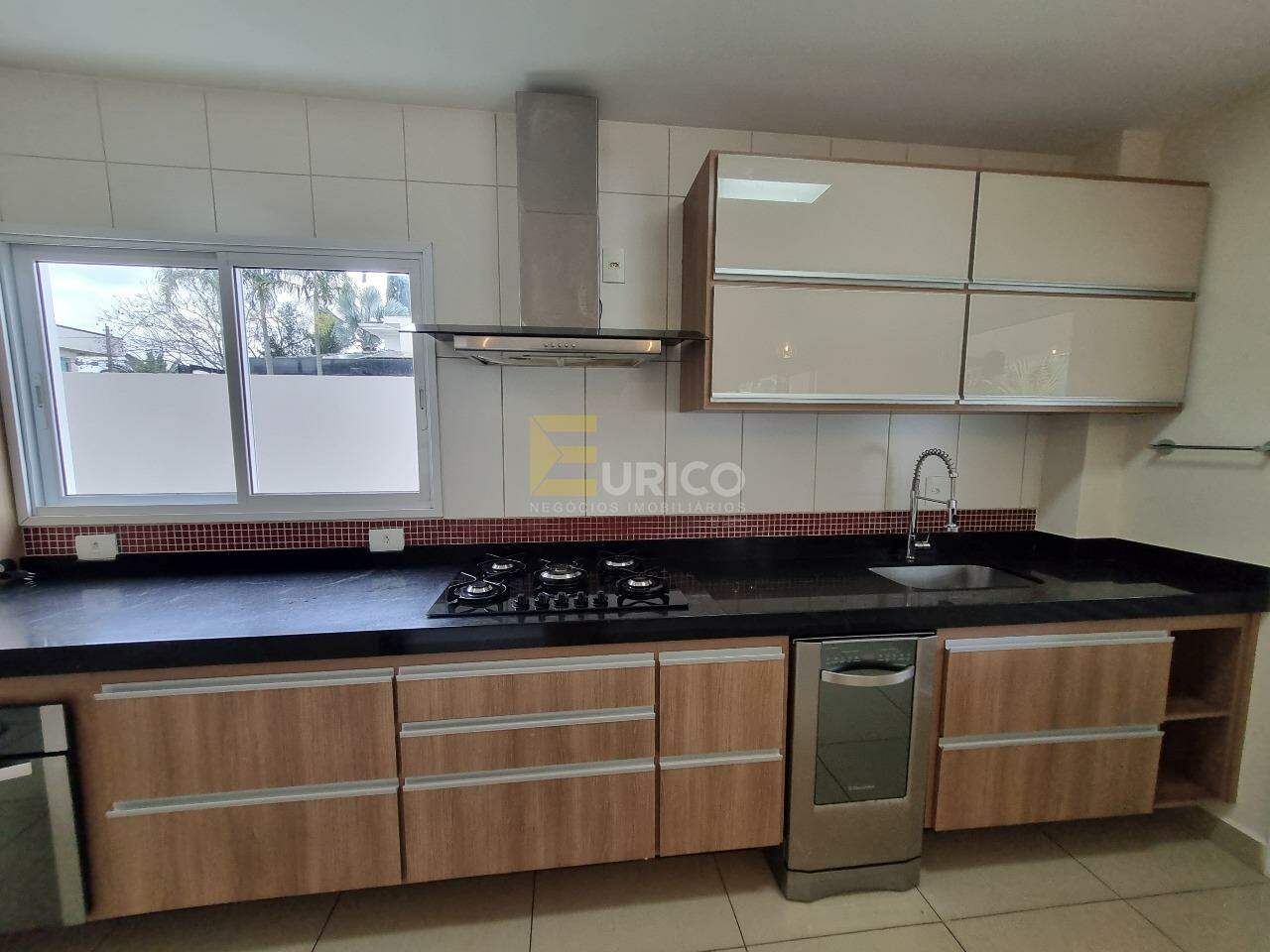 Casa em condomínio à venda no Condomínio Fiorella em Valinhos/SP: Cozinha repleta de armários