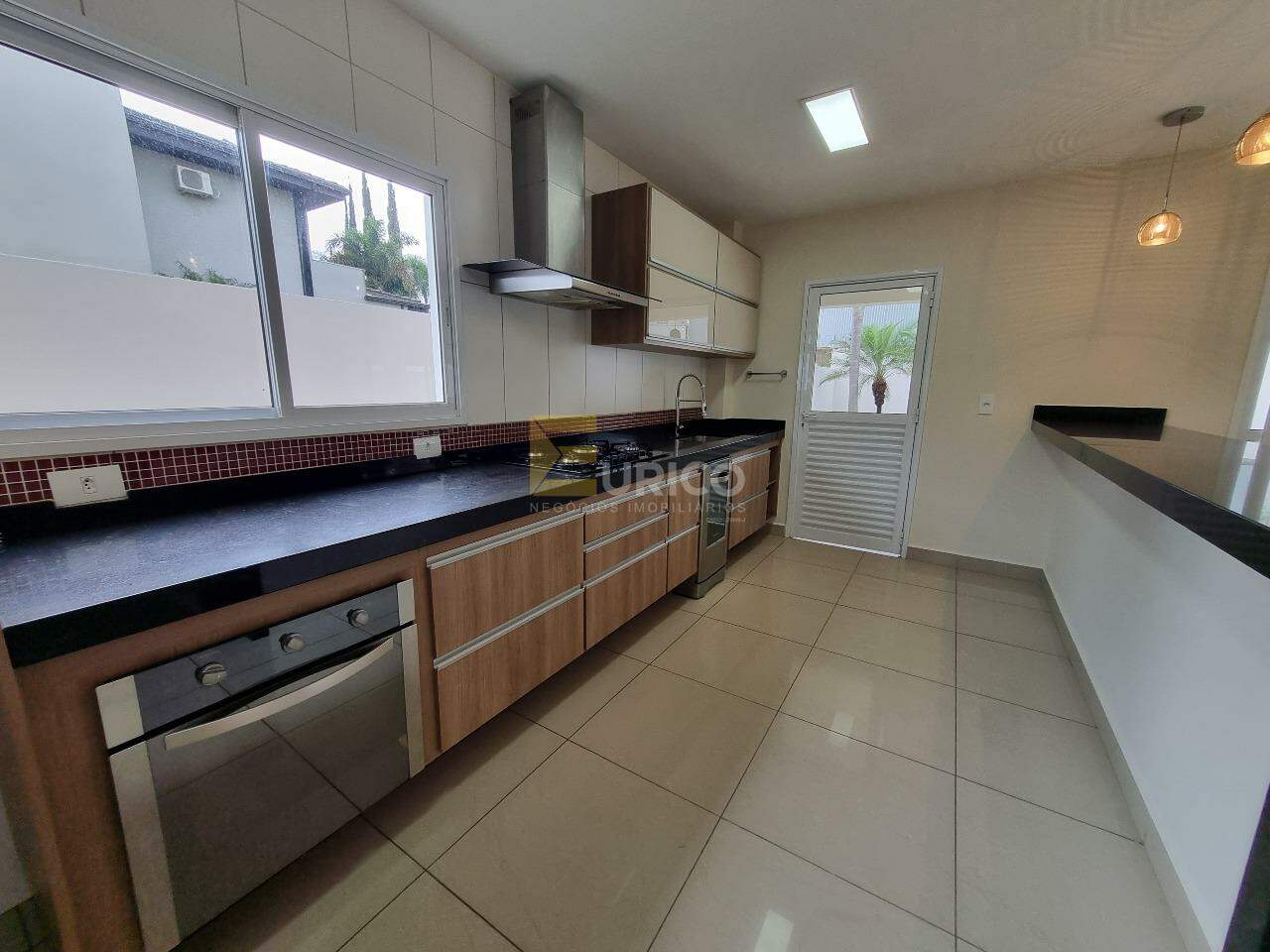Casa em condomínio à venda no Condomínio Fiorella em Valinhos/SP: Cozinha repleta de armários