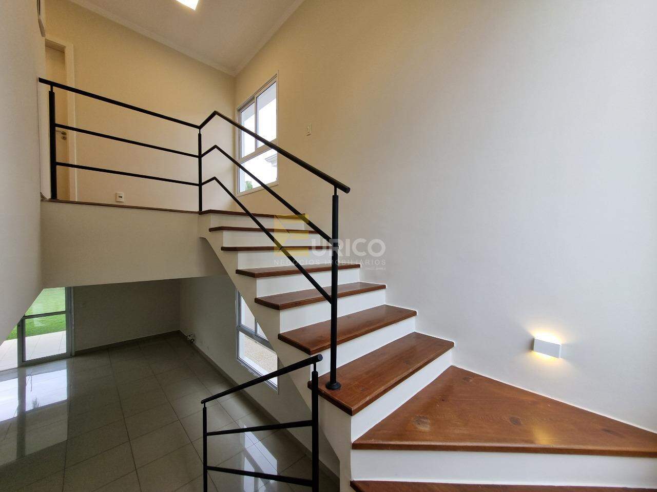 Casa em condomínio à venda no Condomínio Fiorella em Valinhos/SP: Escadas para 2o.andar