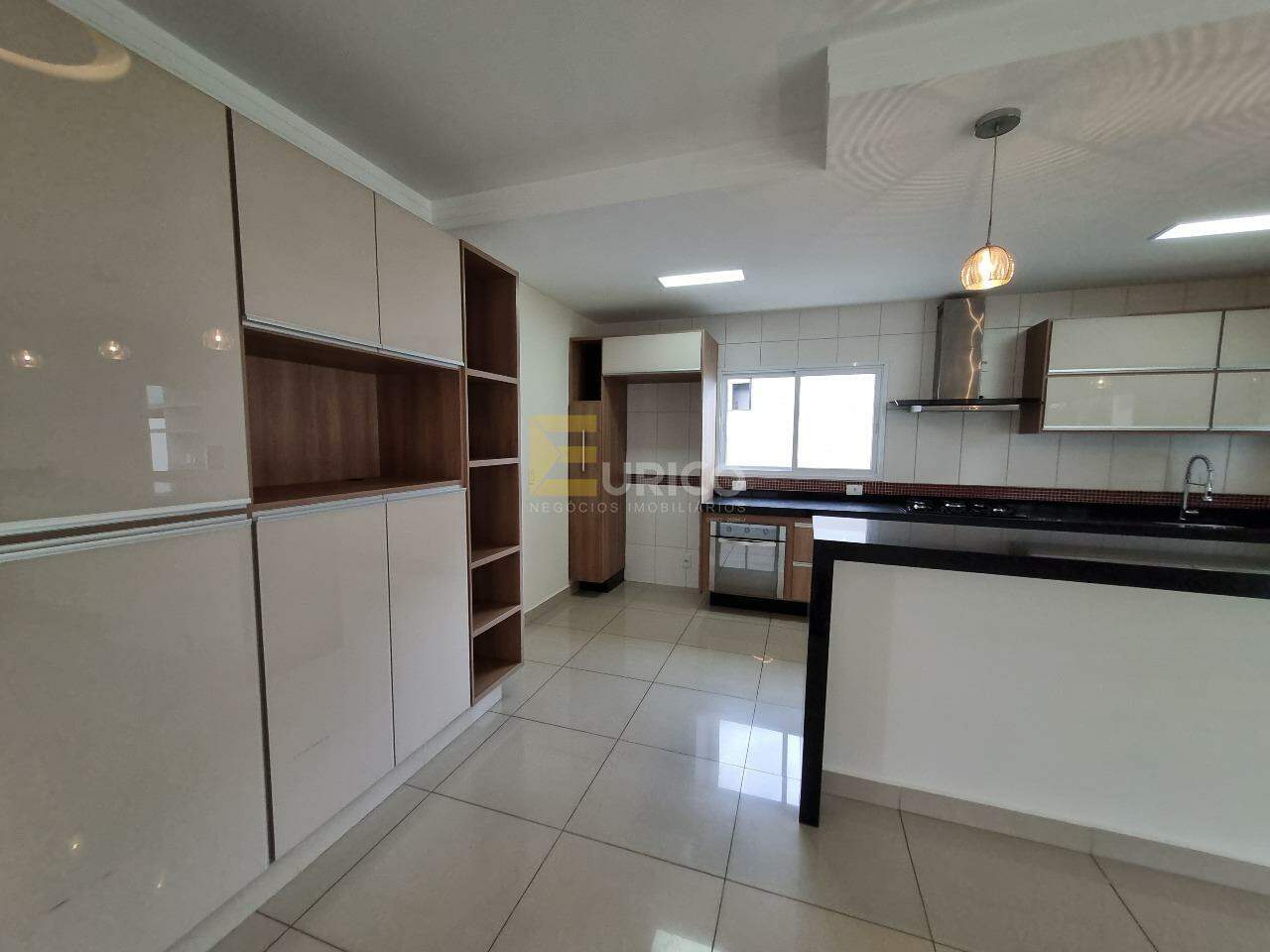 Casa em condomínio à venda no Condomínio Fiorella em Valinhos/SP: Cozinha repleta de armários
