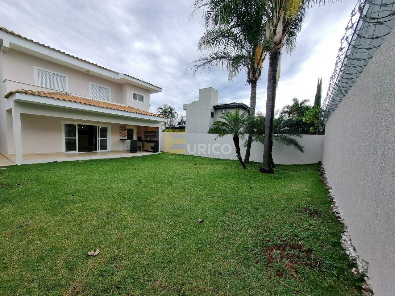 Casa em condomínio à venda no Condomínio Fiorella em Valinhos/SP: Quintal espaçoso