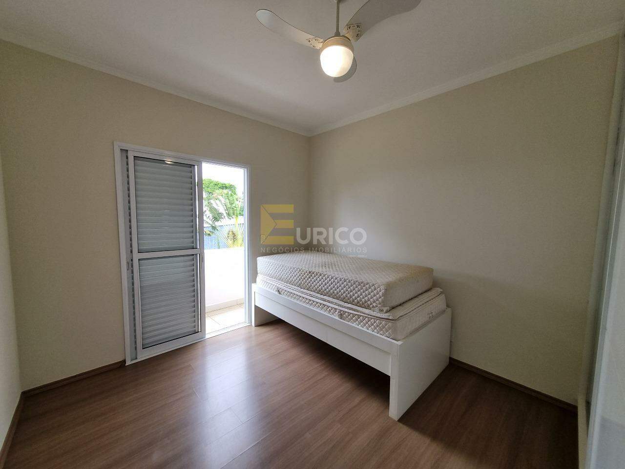 Casa em condomínio à venda no Condomínio Fiorella em Valinhos/SP: dormitório com armário e sacada