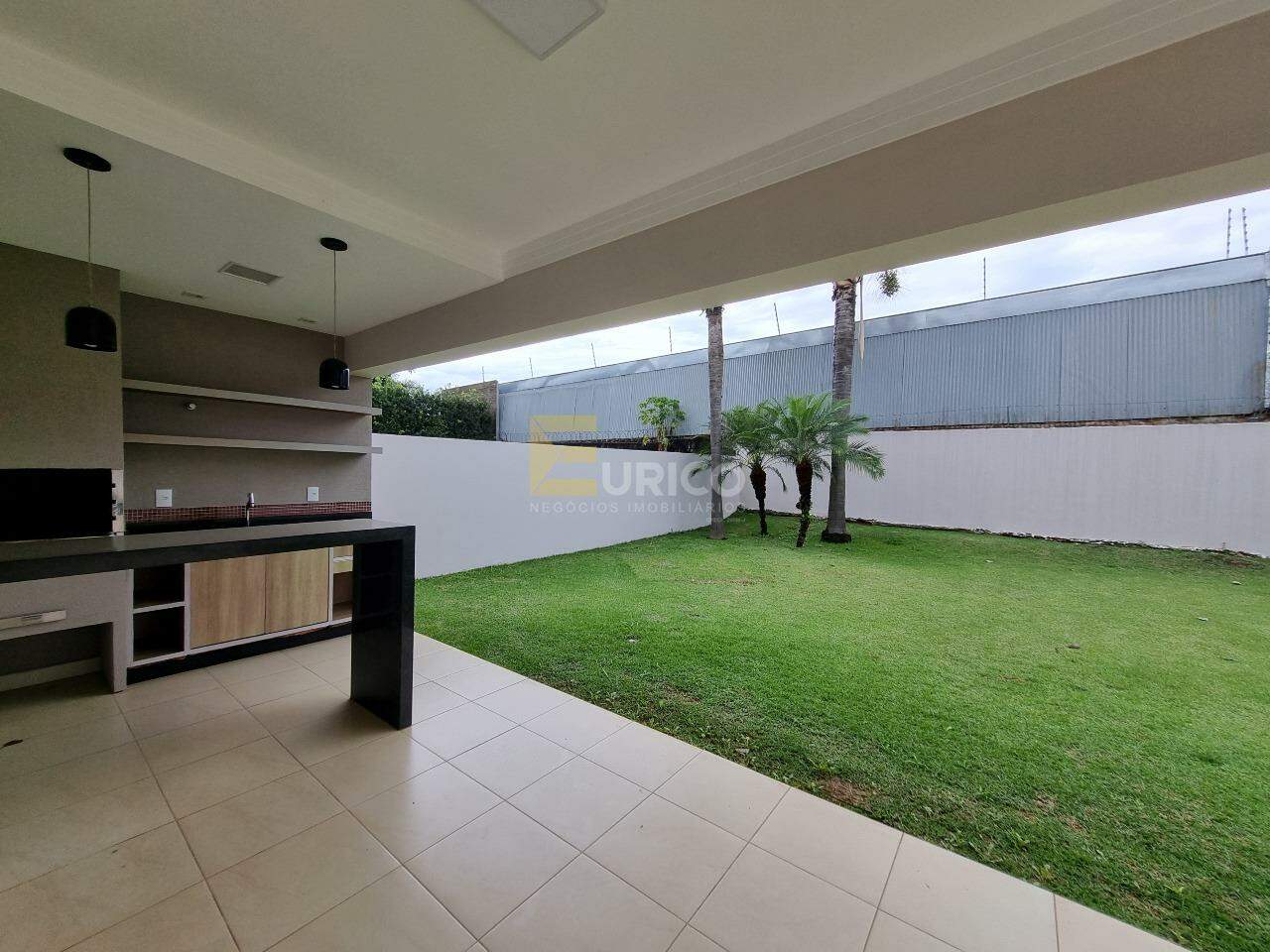 Casa em condomínio à venda no Condomínio Fiorella em Valinhos/SP: área gourmet com churrasqueira e armários