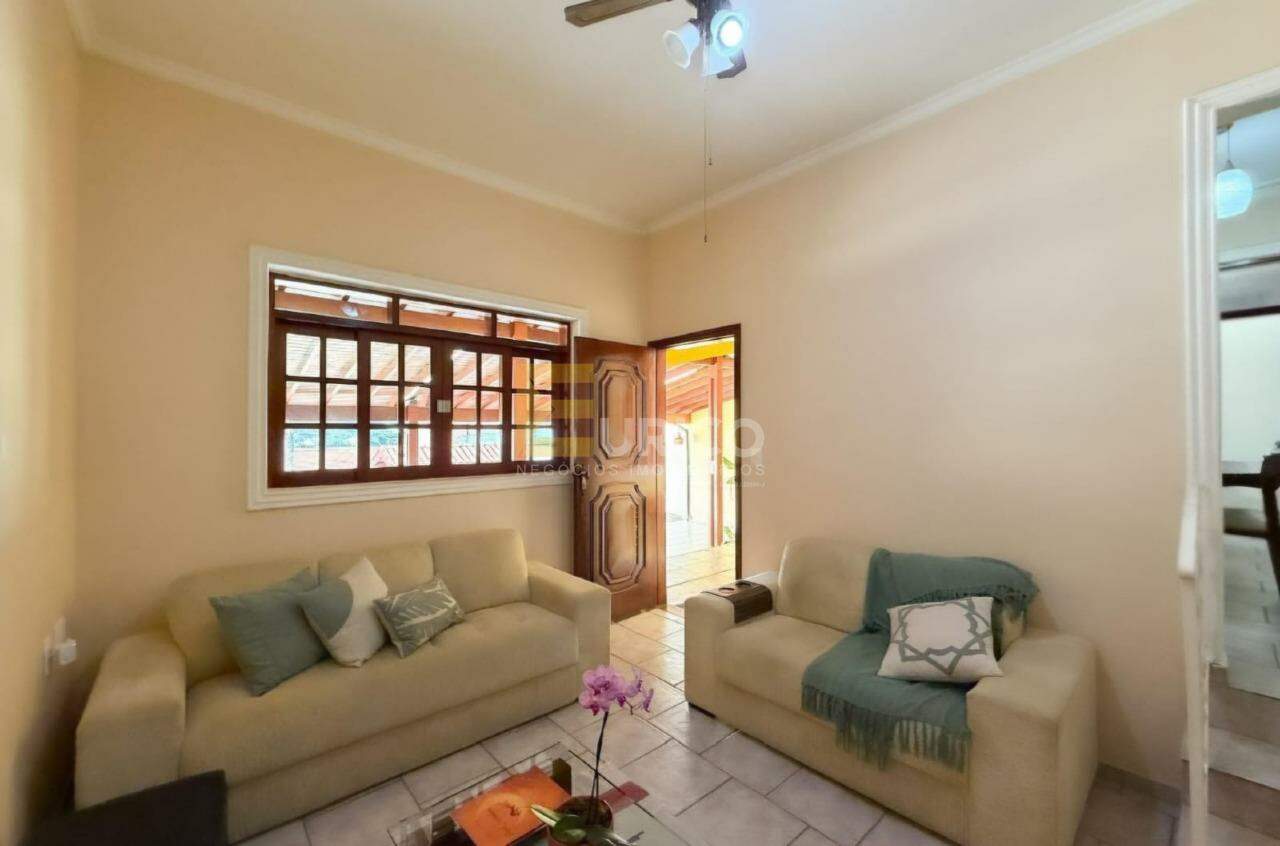 Casa à venda no PARQUE DAS COLINAS em Valinhos/SP: 