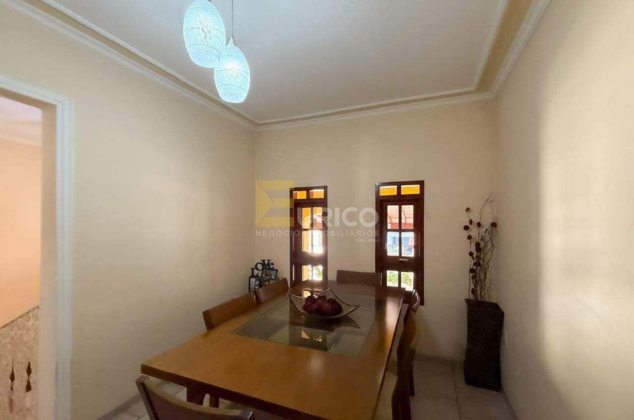 Casa à venda no PARQUE DAS COLINAS em Valinhos/SP: 