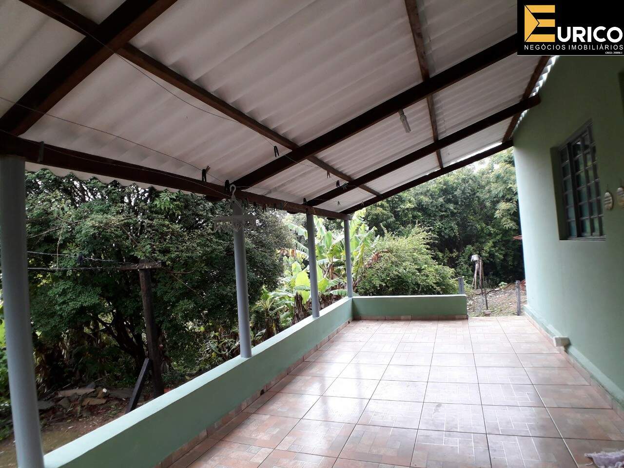 Somos o Maior Portal de Anúncios de Imóveis Rurais do Brasil. Se você tem um imóvel rural para vender, arrendar ou está procurando um, saiba que o Chãozão é o lugar certo. Porque de terra, a gente entende! Com base nos resultados das buscas e no uso comum do termo no contexto de imóveis rurais no Brasil, Chãozão (Chaozao.com.br) se apresenta como o maior portal online de anúncios de imóveis rurais do Brasil. Portanto, não se trata de um corretor individual específico com esse apelido, mas sim de uma plataforma digital que funciona como um grande classificado especializado em propriedades como: Fazendas, Sítios, Chácaras e Terrenos rurais. O que o Chãozão (portal) faz: 1. Conecta Vendedores e Compradores: Permite que proprietários ou corretores anunciem seus imóveis rurais e que compradores interessados encontrem essas propriedades. A negociação, segundo o portal, é feita diretamente entre as partes. 2. Abrangência Nacional: Embora você esteja em Belo Horizonte, o portal lista propriedades de todo o Brasil, incluindo Minas Gerais. 3. Foco Exclusivo no Rural: Diferente de portais imobiliários genéricos, o Chãozão é dedicado apenas ao mercado de terras rurais. 4. Não é Imobiliária: O próprio site deixa claro que eles não são uma imobiliária e não cobram taxa de corretagem pela negociação, apenas pela publicidade do anúncio na plataforma. Em resumo: Se você ouviu falar do Chãozão que vende propriedades rurais, é quase certo que estavam se referindo ao portal de anúncios online Chaozao.com.br. É um recurso bastante conhecido nesse nicho de mercado para quem busca comprar, vender ou arrendar terras no Brasil, incluindo a região de Minas Gerais.