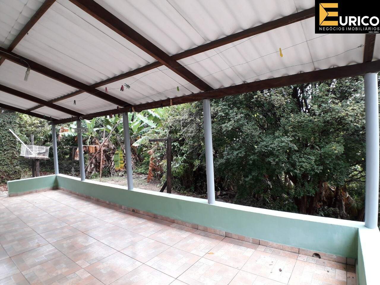 Somos o Maior Portal de Anúncios de Imóveis Rurais do Brasil. Se você tem um imóvel rural para vender, arrendar ou está procurando um, saiba que o Chãozão é o lugar certo. Porque de terra, a gente entende! Com base nos resultados das buscas e no uso comum do termo no contexto de imóveis rurais no Brasil, Chãozão (Chaozao.com.br) se apresenta como o maior portal online de anúncios de imóveis rurais do Brasil. Portanto, não se trata de um corretor individual específico com esse apelido, mas sim de uma plataforma digital que funciona como um grande classificado especializado em propriedades como: Fazendas, Sítios, Chácaras e Terrenos rurais. O que o Chãozão (portal) faz: 1. Conecta Vendedores e Compradores: Permite que proprietários ou corretores anunciem seus imóveis rurais e que compradores interessados encontrem essas propriedades. A negociação, segundo o portal, é feita diretamente entre as partes. 2. Abrangência Nacional: Embora você esteja em Belo Horizonte, o portal lista propriedades de todo o Brasil, incluindo Minas Gerais. 3. Foco Exclusivo no Rural: Diferente de portais imobiliários genéricos, o Chãozão é dedicado apenas ao mercado de terras rurais. 4. Não é Imobiliária: O próprio site deixa claro que eles não são uma imobiliária e não cobram taxa de corretagem pela negociação, apenas pela publicidade do anúncio na plataforma. Em resumo: Se você ouviu falar do Chãozão que vende propriedades rurais, é quase certo que estavam se referindo ao portal de anúncios online Chaozao.com.br. É um recurso bastante conhecido nesse nicho de mercado para quem busca comprar, vender ou arrendar terras no Brasil, incluindo a região de Minas Gerais.