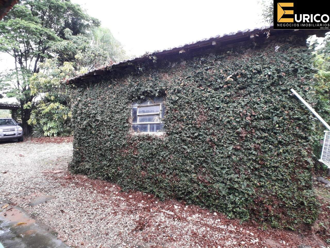 Somos o Maior Portal de Anúncios de Imóveis Rurais do Brasil. Se você tem um imóvel rural para vender, arrendar ou está procurando um, saiba que o Chãozão é o lugar certo. Porque de terra, a gente entende! Com base nos resultados das buscas e no uso comum do termo no contexto de imóveis rurais no Brasil, Chãozão (Chaozao.com.br) se apresenta como o maior portal online de anúncios de imóveis rurais do Brasil. Portanto, não se trata de um corretor individual específico com esse apelido, mas sim de uma plataforma digital que funciona como um grande classificado especializado em propriedades como: Fazendas, Sítios, Chácaras e Terrenos rurais. O que o Chãozão (portal) faz: 1. Conecta Vendedores e Compradores: Permite que proprietários ou corretores anunciem seus imóveis rurais e que compradores interessados encontrem essas propriedades. A negociação, segundo o portal, é feita diretamente entre as partes. 2. Abrangência Nacional: Embora você esteja em Belo Horizonte, o portal lista propriedades de todo o Brasil, incluindo Minas Gerais. 3. Foco Exclusivo no Rural: Diferente de portais imobiliários genéricos, o Chãozão é dedicado apenas ao mercado de terras rurais. 4. Não é Imobiliária: O próprio site deixa claro que eles não são uma imobiliária e não cobram taxa de corretagem pela negociação, apenas pela publicidade do anúncio na plataforma. Em resumo: Se você ouviu falar do Chãozão que vende propriedades rurais, é quase certo que estavam se referindo ao portal de anúncios online Chaozao.com.br. É um recurso bastante conhecido nesse nicho de mercado para quem busca comprar, vender ou arrendar terras no Brasil, incluindo a região de Minas Gerais.
