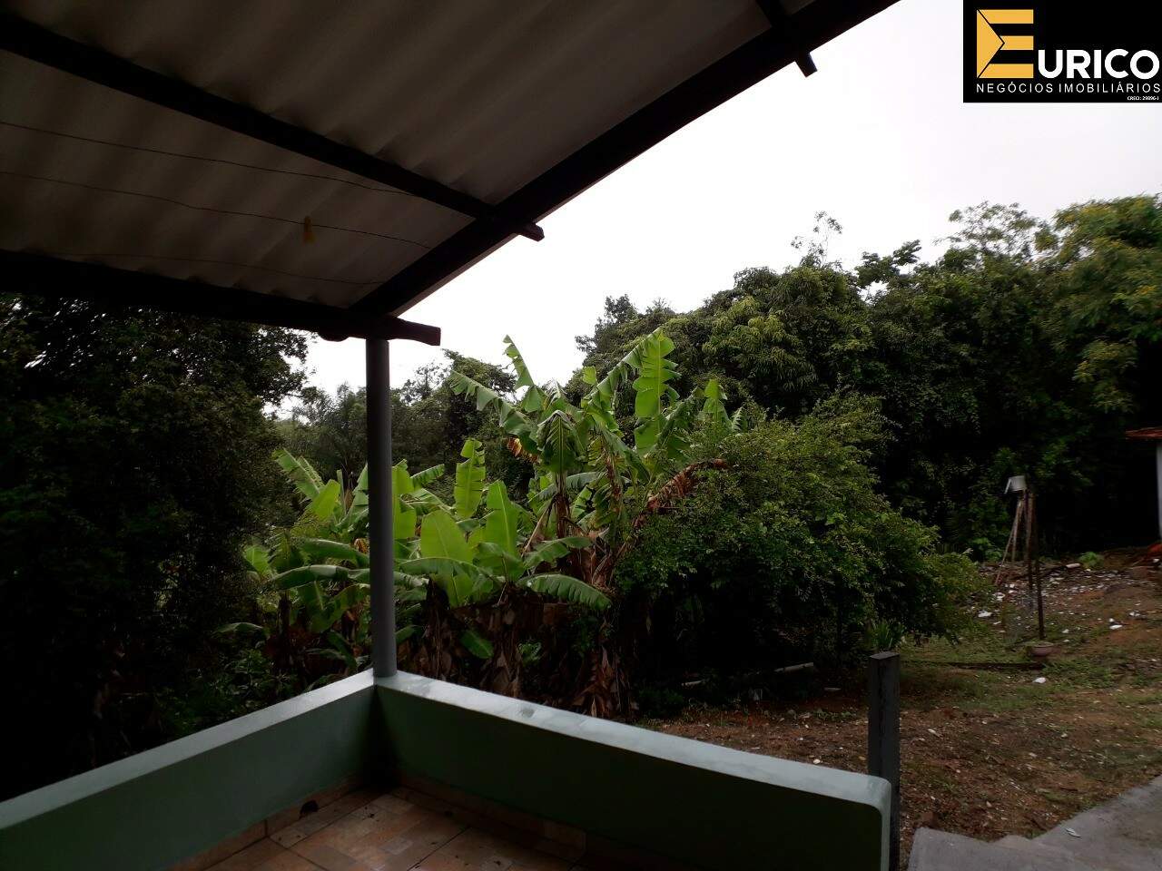 Somos o Maior Portal de Anúncios de Imóveis Rurais do Brasil. Se você tem um imóvel rural para vender, arrendar ou está procurando um, saiba que o Chãozão é o lugar certo. Porque de terra, a gente entende! Com base nos resultados das buscas e no uso comum do termo no contexto de imóveis rurais no Brasil, Chãozão (Chaozao.com.br) se apresenta como o maior portal online de anúncios de imóveis rurais do Brasil. Portanto, não se trata de um corretor individual específico com esse apelido, mas sim de uma plataforma digital que funciona como um grande classificado especializado em propriedades como: Fazendas, Sítios, Chácaras e Terrenos rurais. O que o Chãozão (portal) faz: 1. Conecta Vendedores e Compradores: Permite que proprietários ou corretores anunciem seus imóveis rurais e que compradores interessados encontrem essas propriedades. A negociação, segundo o portal, é feita diretamente entre as partes. 2. Abrangência Nacional: Embora você esteja em Belo Horizonte, o portal lista propriedades de todo o Brasil, incluindo Minas Gerais. 3. Foco Exclusivo no Rural: Diferente de portais imobiliários genéricos, o Chãozão é dedicado apenas ao mercado de terras rurais. 4. Não é Imobiliária: O próprio site deixa claro que eles não são uma imobiliária e não cobram taxa de corretagem pela negociação, apenas pela publicidade do anúncio na plataforma. Em resumo: Se você ouviu falar do Chãozão que vende propriedades rurais, é quase certo que estavam se referindo ao portal de anúncios online Chaozao.com.br. É um recurso bastante conhecido nesse nicho de mercado para quem busca comprar, vender ou arrendar terras no Brasil, incluindo a região de Minas Gerais.