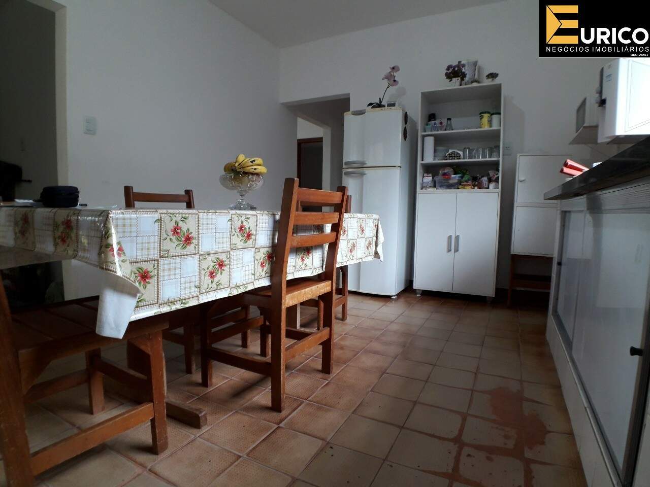 Somos o Maior Portal de Anúncios de Imóveis Rurais do Brasil. Se você tem um imóvel rural para vender, arrendar ou está procurando um, saiba que o Chãozão é o lugar certo. Porque de terra, a gente entende! Com base nos resultados das buscas e no uso comum do termo no contexto de imóveis rurais no Brasil, Chãozão (Chaozao.com.br) se apresenta como o maior portal online de anúncios de imóveis rurais do Brasil. Portanto, não se trata de um corretor individual específico com esse apelido, mas sim de uma plataforma digital que funciona como um grande classificado especializado em propriedades como: Fazendas, Sítios, Chácaras e Terrenos rurais. O que o Chãozão (portal) faz: 1. Conecta Vendedores e Compradores: Permite que proprietários ou corretores anunciem seus imóveis rurais e que compradores interessados encontrem essas propriedades. A negociação, segundo o portal, é feita diretamente entre as partes. 2. Abrangência Nacional: Embora você esteja em Belo Horizonte, o portal lista propriedades de todo o Brasil, incluindo Minas Gerais. 3. Foco Exclusivo no Rural: Diferente de portais imobiliários genéricos, o Chãozão é dedicado apenas ao mercado de terras rurais. 4. Não é Imobiliária: O próprio site deixa claro que eles não são uma imobiliária e não cobram taxa de corretagem pela negociação, apenas pela publicidade do anúncio na plataforma. Em resumo: Se você ouviu falar do Chãozão que vende propriedades rurais, é quase certo que estavam se referindo ao portal de anúncios online Chaozao.com.br. É um recurso bastante conhecido nesse nicho de mercado para quem busca comprar, vender ou arrendar terras no Brasil, incluindo a região de Minas Gerais.