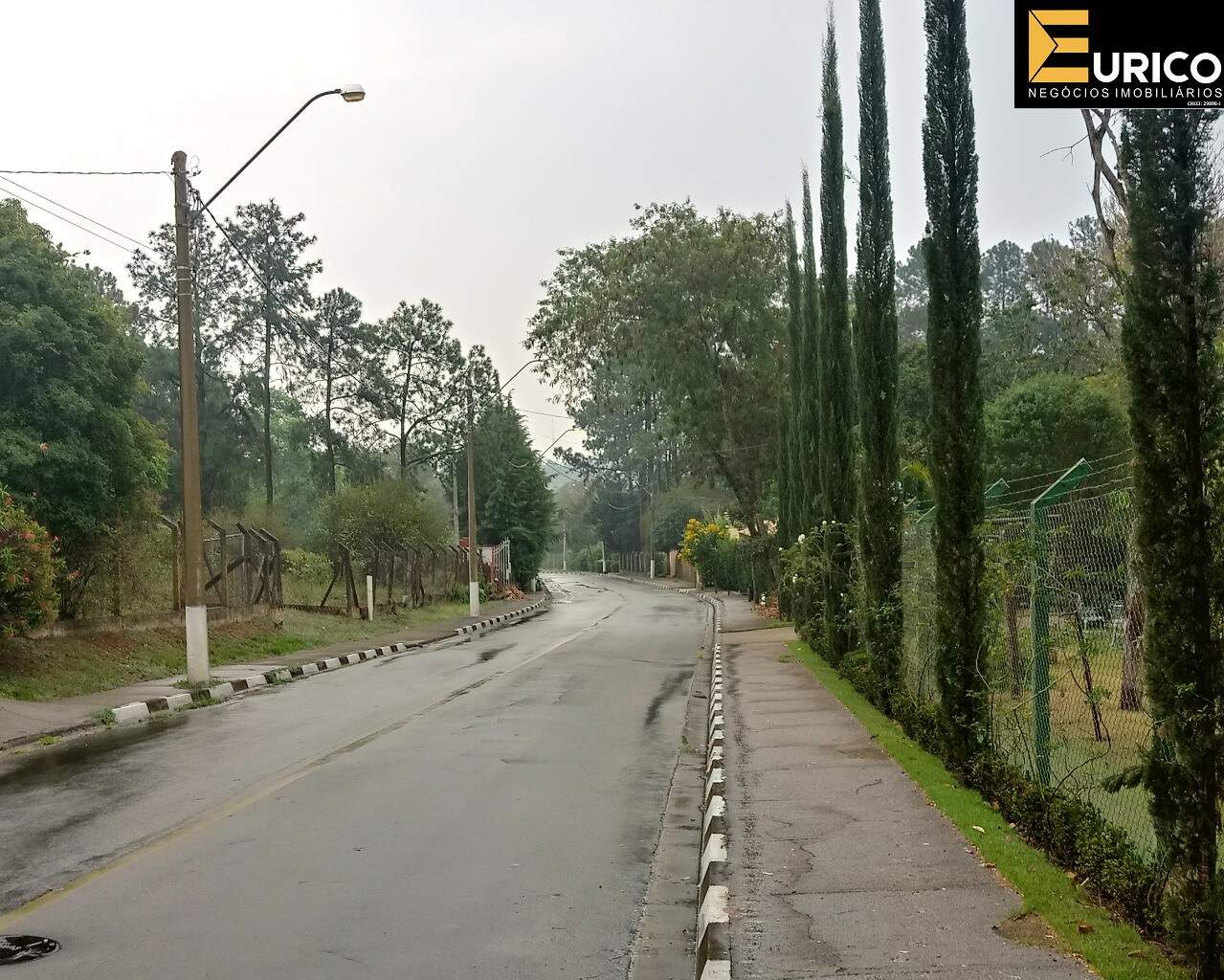 Chácara à venda no Pinheirinho em Vinhedo/SP: Rua de acesso