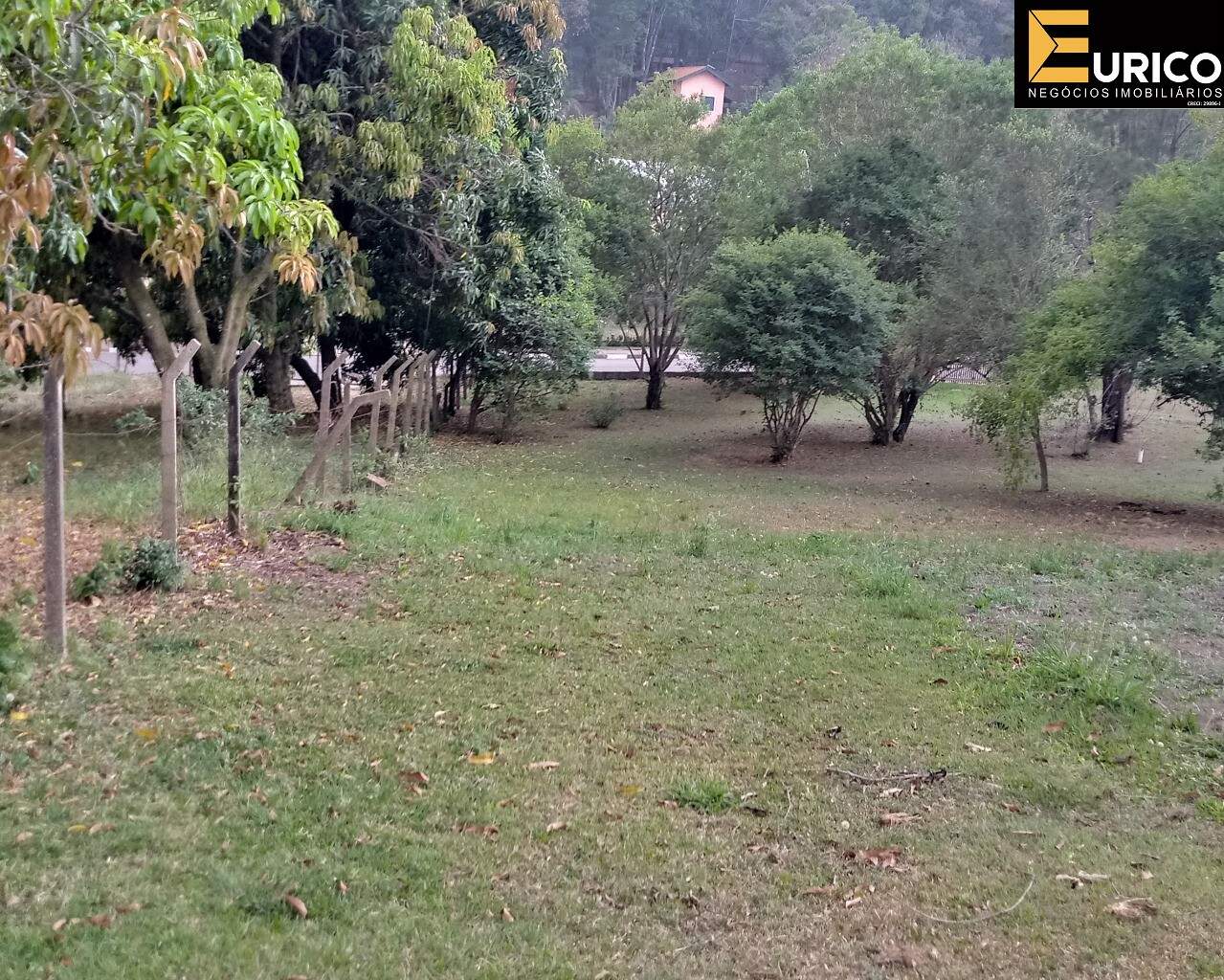 Chácara à venda no Pinheirinho em Vinhedo/SP: Vista lateral direta