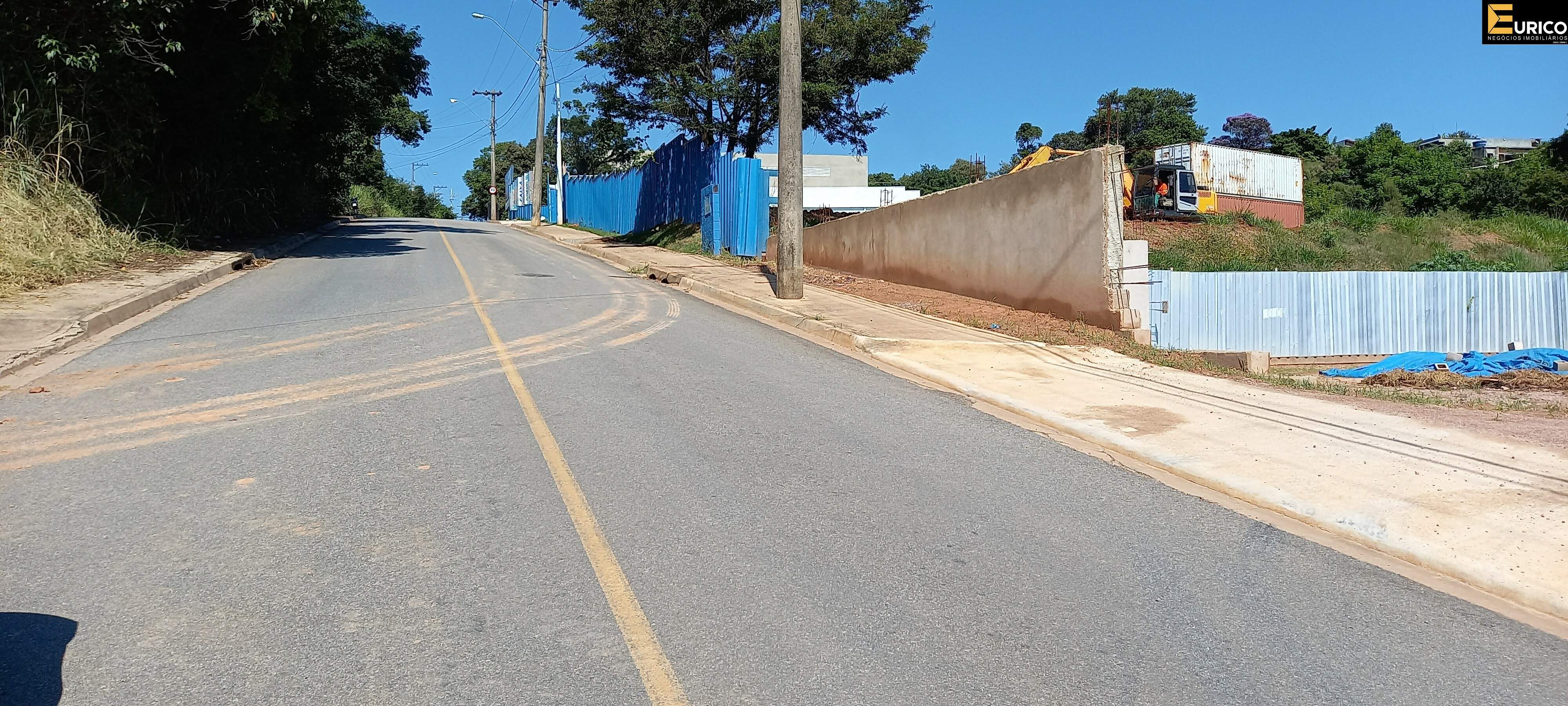 Terreno à venda no Pinheirinho em Vinhedo/SP: Rua, parte de cima, na frente do terreno
