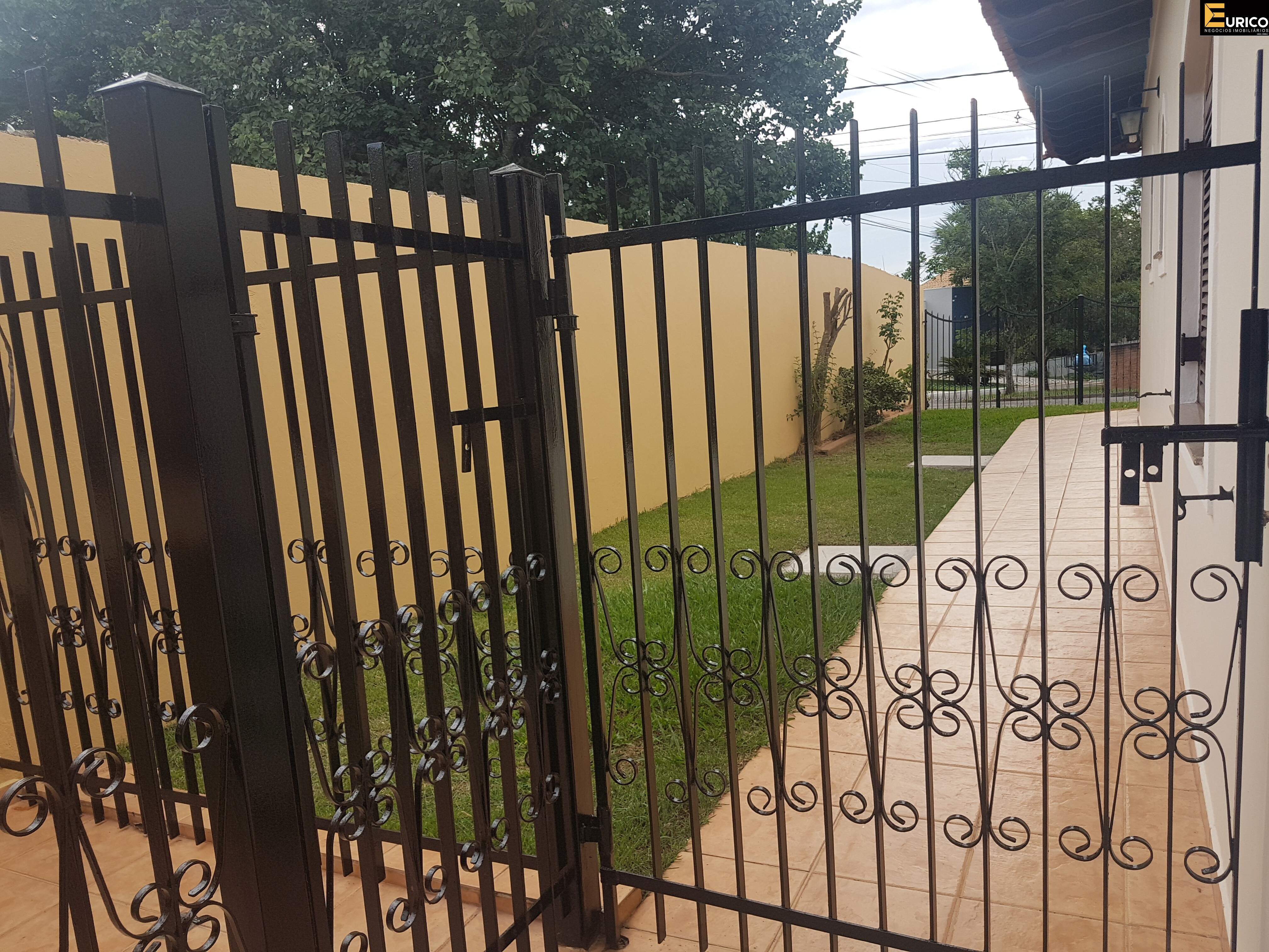 Casa em condomínio para aluguel no Condomínio Estância Marambaia em Vinhedo/SP: Vista lateral