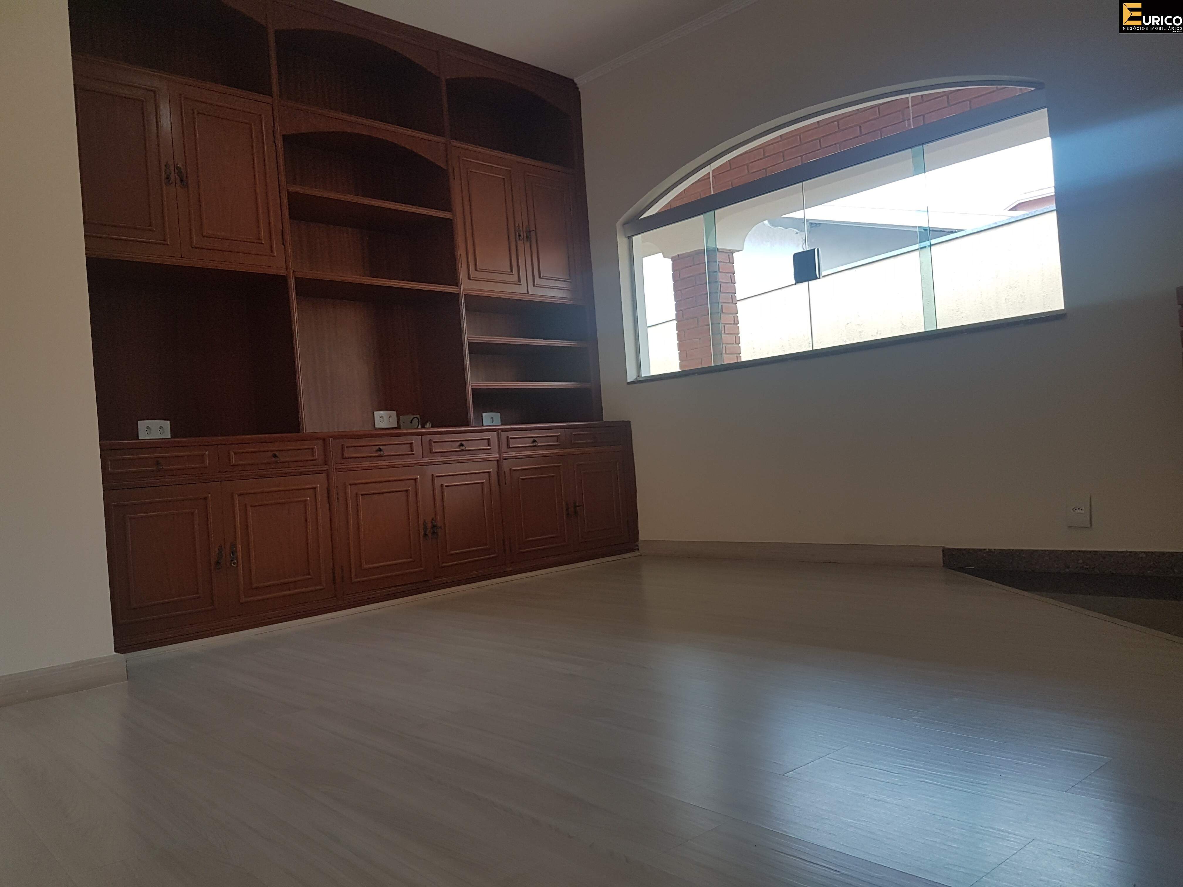 Casa em condomínio para aluguel no Condomínio Estância Marambaia em Vinhedo/SP: Sala de Estar / Lareira