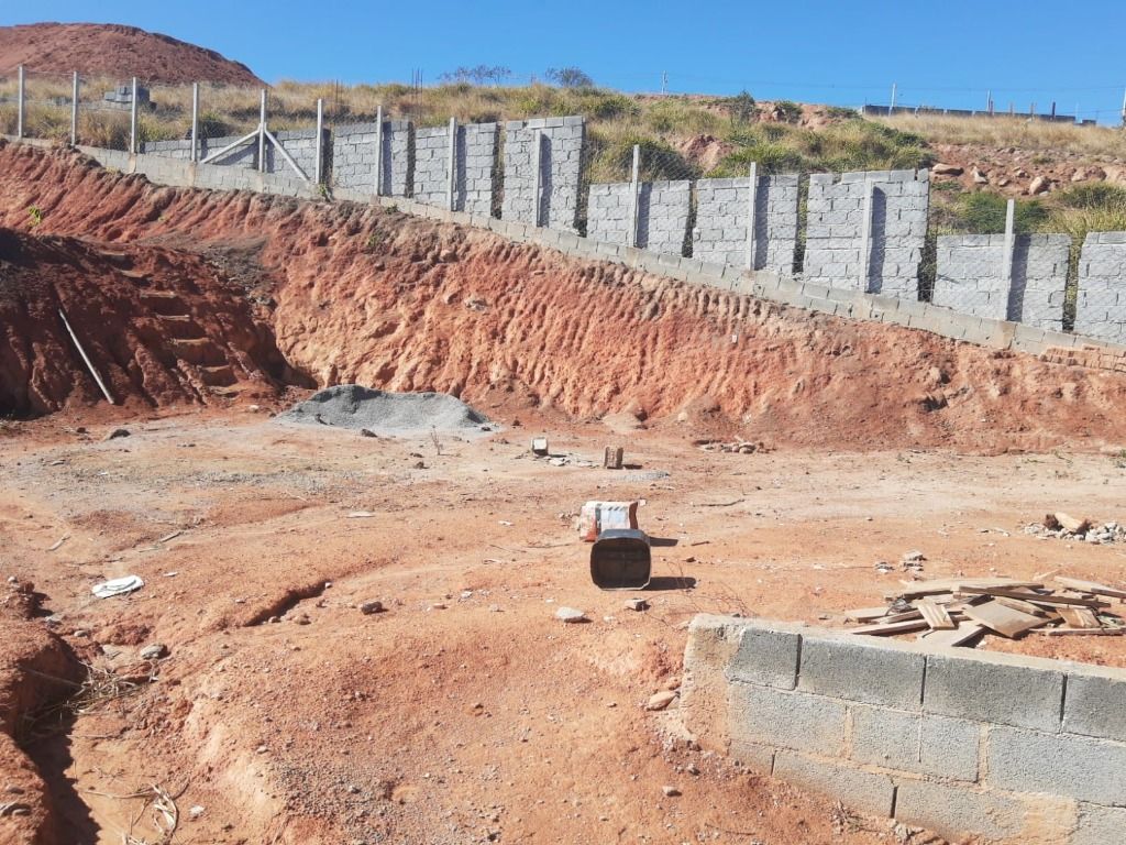 Terreno à venda no Jardim Do Pinhal: 