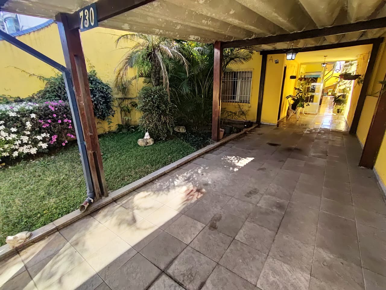 Casa à venda no Vila Valparaíso: Garagem / jardim