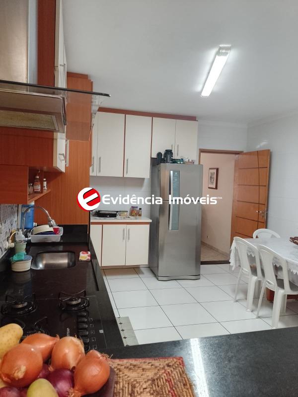 Sobrado à venda no Baeta Neves: 