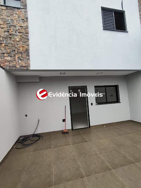 Sobrado à venda no Vila América: garagem