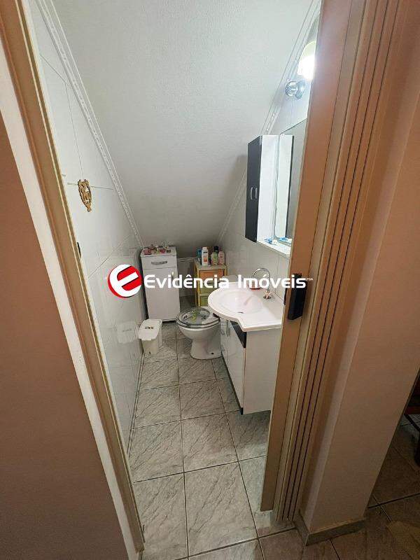 Sobrado à venda no Vila Scarpelli: lavabo