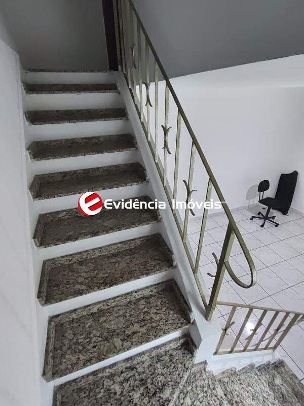 Sobrado para aluguel no Jardim Bom Pastor: escadas
