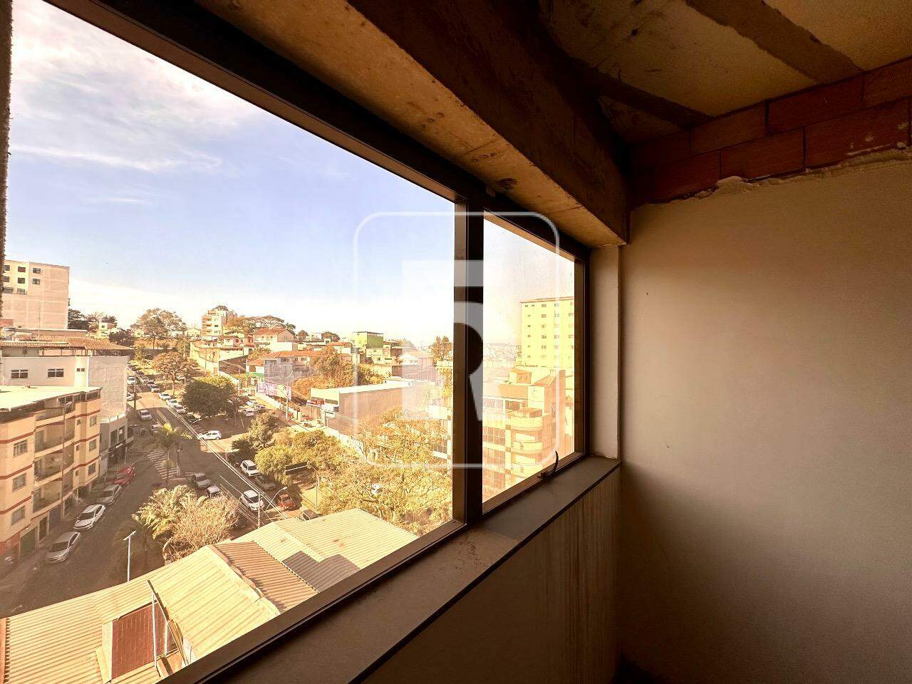 Sala à venda no Campo Alegre: 