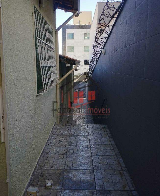 Casa em condomínio à venda no Cabral: 