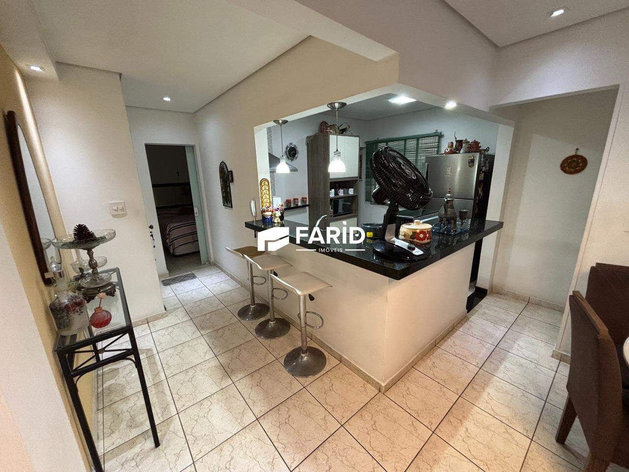 77 | 2 quartos | 1 suíte | 1 vaga: Corredor e cozinha americana