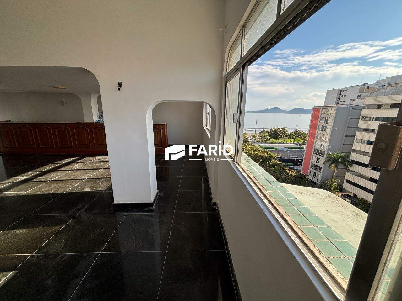 231,65 | 3 quartos | 2 suítes | 2 vagas: Sala - pavimento inferior