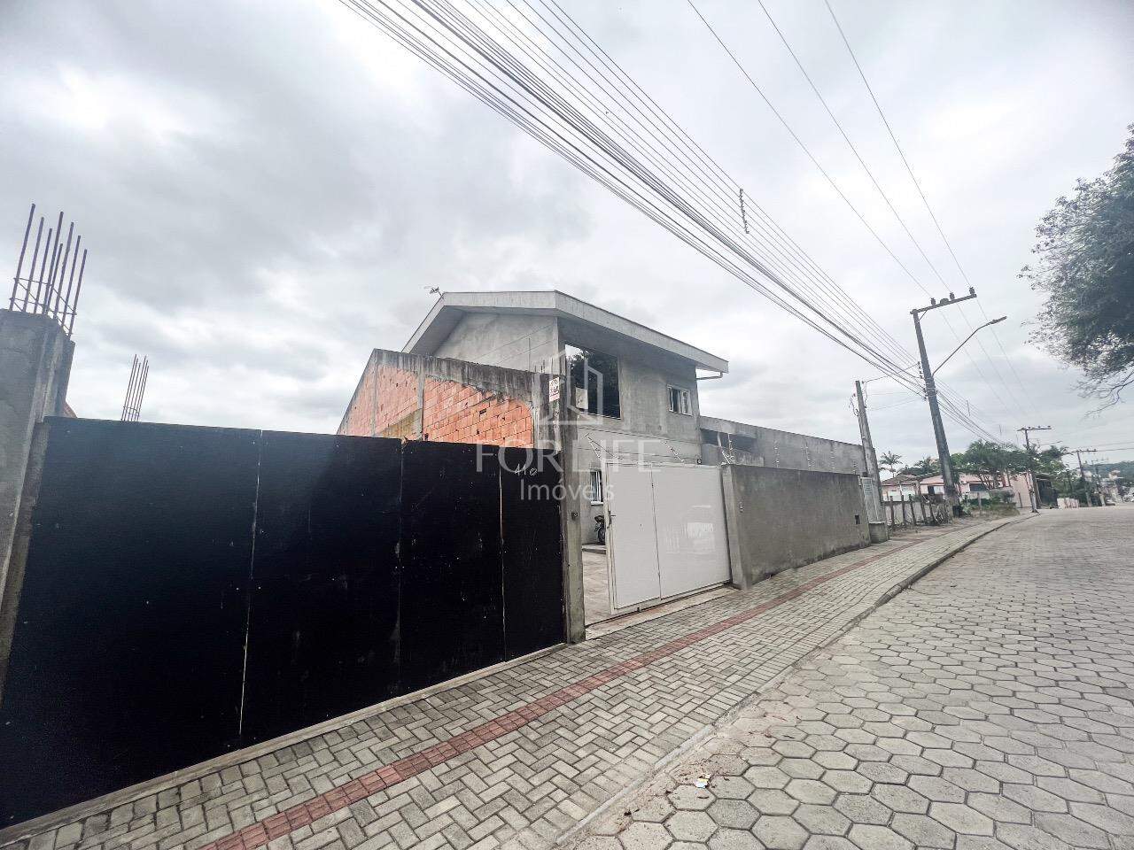 Casa à venda no Coloninha: 