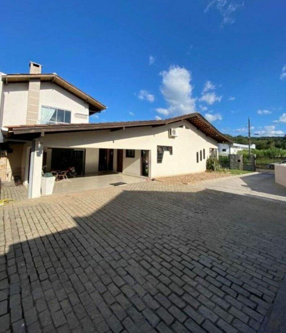 Casa à venda no Coloninha: 