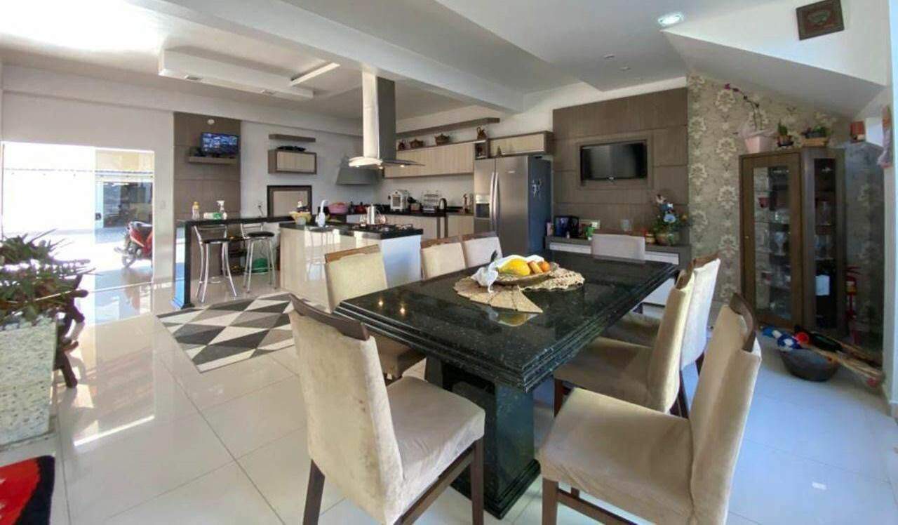 Casa à venda no Coloninha: 