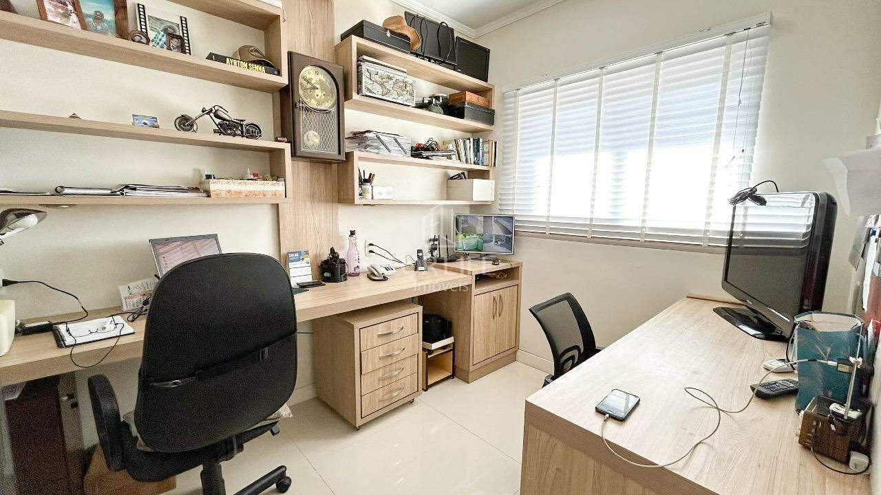 Casa à venda no Coloninha: 