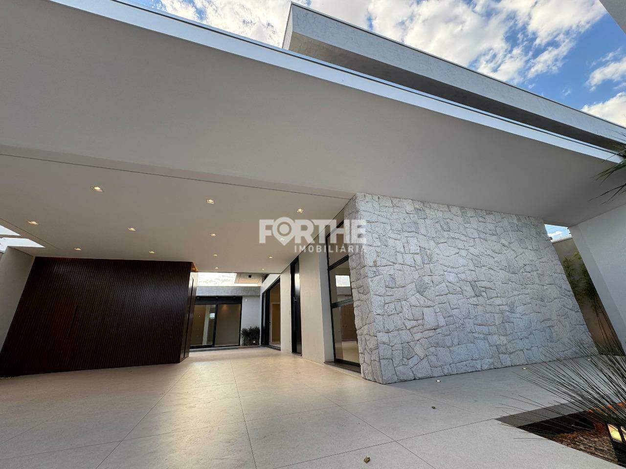 Casa à venda no Colinas Tropical: 