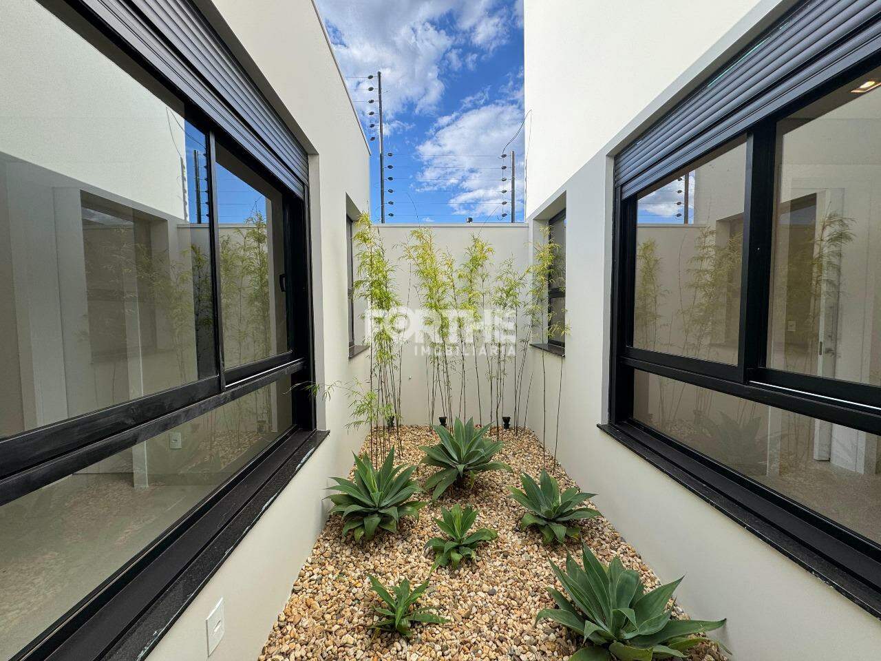 Casa à venda no Colinas Tropical: 